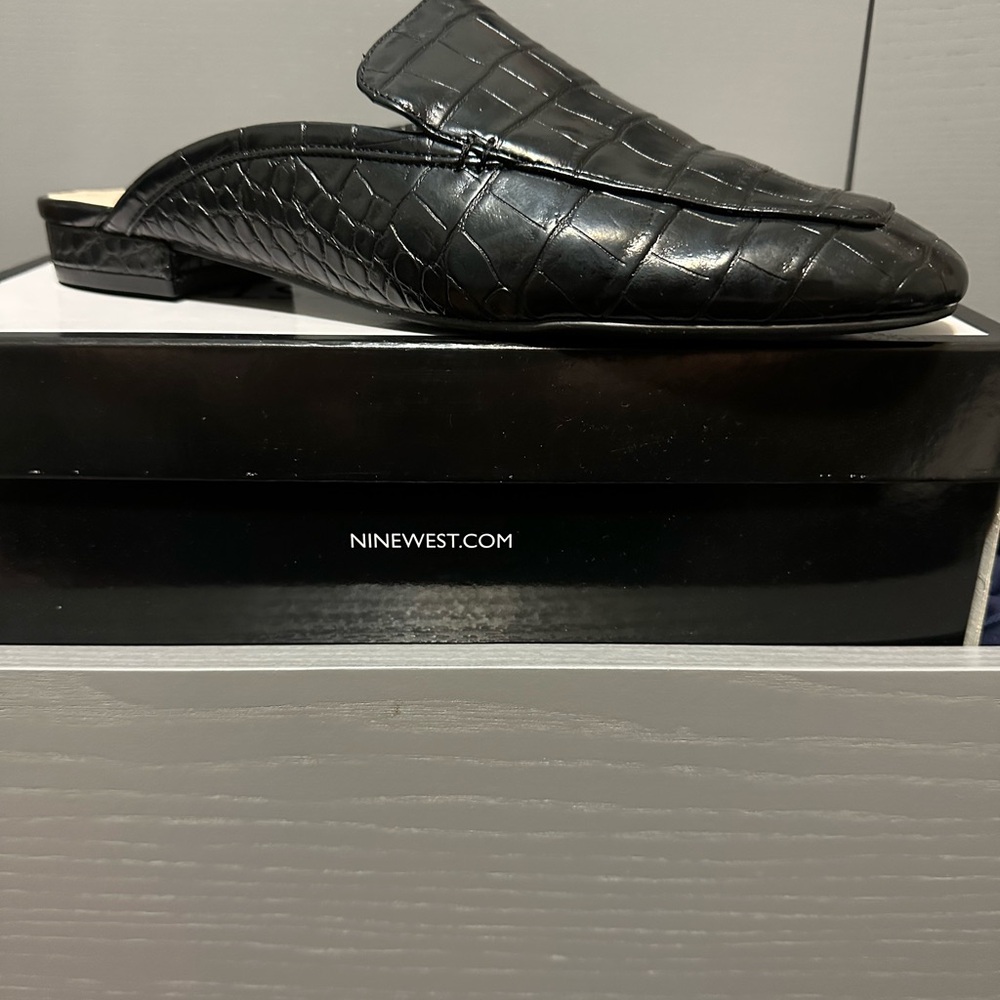 NEW! Nine West Women’s Black Croc-Embossed Mules - Picture 7 of 7